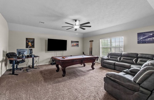 Richmond House | Spacious 4-bedroom house with pool table in charming Rosenberg
