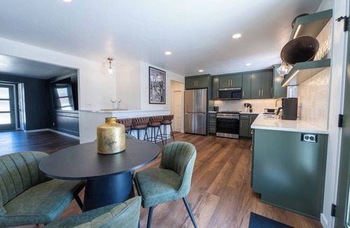 Green Bay House | Spacious 4BR, 2BA Home Just Steps from Lambeau Field - Prime Location!