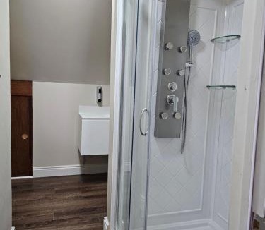 Peterborough Apartment | Spacious 4BR Home, King Loft, Near Hospital, Downtown & Sporting Arena