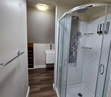 Peterborough Apartment | Spacious 4BR Home, King Loft, Near Hospital, Downtown & Sporting Arena
