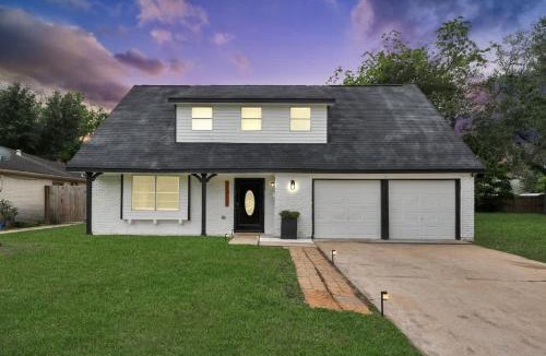Southbelt/Ellington House | Spacious 4Br - Ksizebed pet Friendly with game room and patio