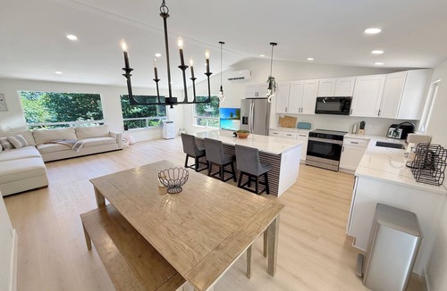 SeaTac Apartment | Spacious 4BR Upper Duplex Unit AC WiFi Quiet Area Near SeaTac Airport