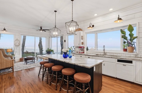 Lakeport House | Spacious 5-bed 2.5 Bath Beach House South of Lexington Lakeport w/Hot-Tub