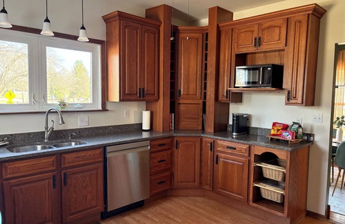 Lebanon House | Spacious 5-Bedroom Retreat Steps from the Park in Peaceful Lebanon