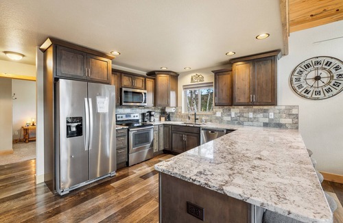 Deadwood Cabin | Spacious 5BR w/Large Covered Deck, and Hot Tub Minutes to Deadwood!