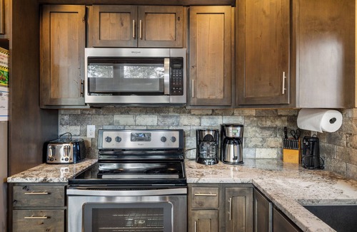 Deadwood Cabin | Spacious 5BR w/Large Covered Deck, and Hot Tub Minutes to Deadwood!