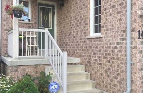 Meadowvale Village House | Spacious Affordable Private Suite| Ensuite Bath | Free Parking | Pearson Airport