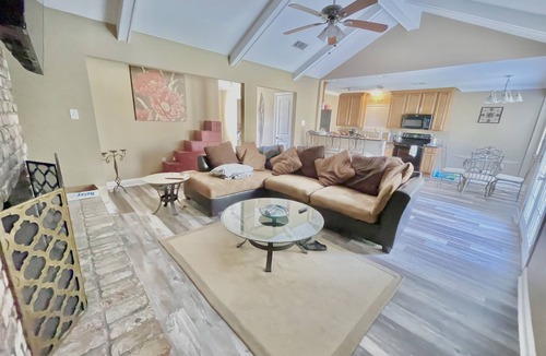 Slidell House | Spacious and bright 5bd 2 ba with jacuzzi tub.