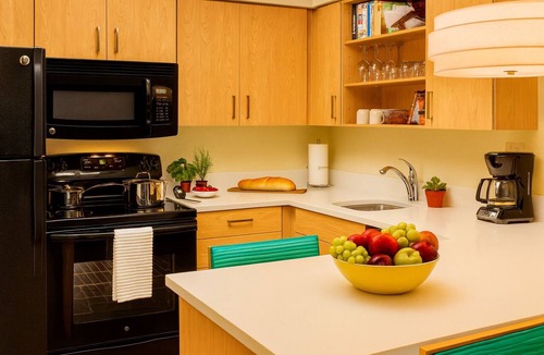 Flagstaff Hotel | Spacious and Modern Suites Near Bushmaster Park, Pets are Allowed, Pool!