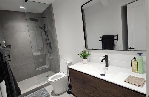 Milton Apartment | Spacious Bright 9ft Ceiling with Private Entrance