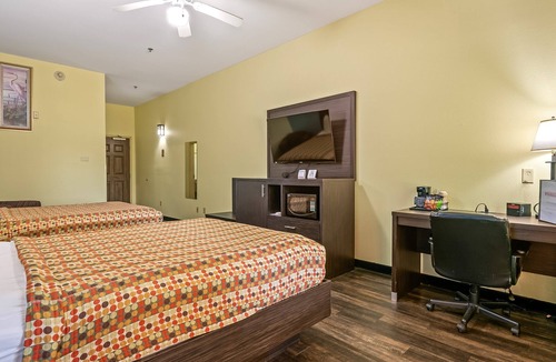 Crawfordville Hotel | Spacious Comfort for Families – 2 Queen Beds, Non-Smoking at Wildwood Inn