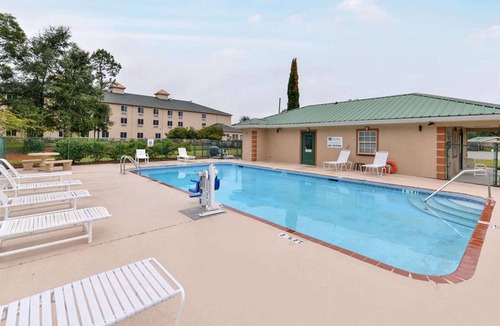 Crawfordville Hotel | Spacious Comfort for Families – 2 Queen Beds, Non-Smoking at Wildwood Inn