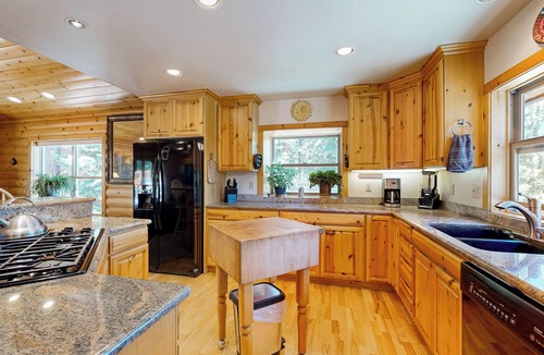 Kings Beach House | Spacious Deck w/Private Hot Tub: Kings Beach Gem