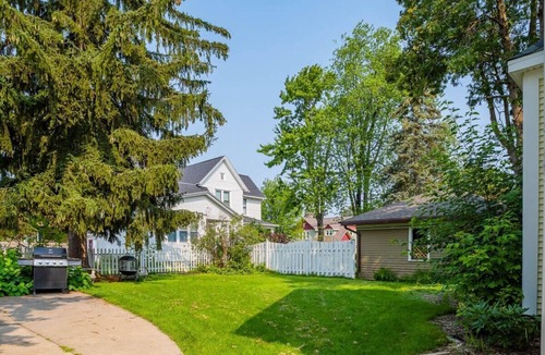 Appleton House | Spacious Downtown Character Home 4 bedroom 3 bath