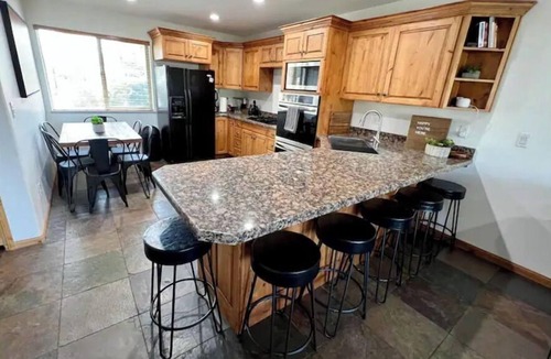 Eden Condo | Spacious Eden Retreat – Modern Comfort, Scenic Views & Room for 11