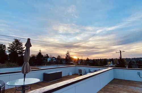 Delridge House | Spacious & Elegant Seattle Gem Private Rooftop Retreat