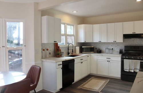 Mid-Wilshire Apartment | Spacious Gated 3Bd/2Ba – Ideal for Corporate Professionals & Traveling Nurses