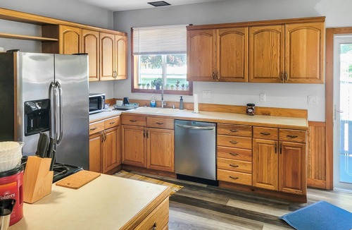 Center Avenue Historic District Apartment | Spacious & Historic Victorian Retreat