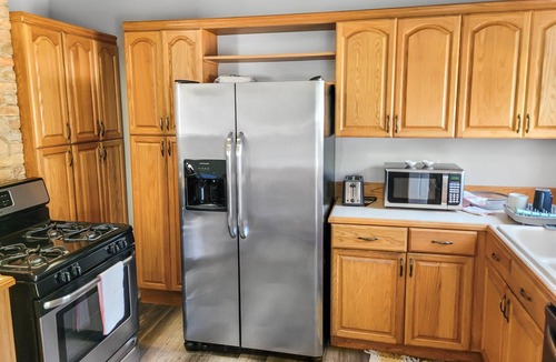 Center Avenue Historic District Apartment | Spacious & Historic Victorian Retreat