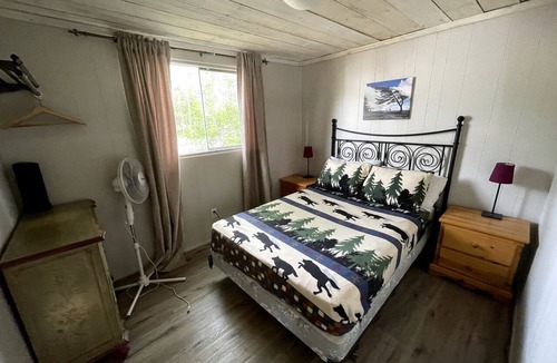 Carling House | Spacious Lakeside Cottage Overlooking Georgian Bay on Lake Huron, Ontario