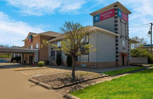 Topeka Hotel | Spacious Luxury Rooms, Indoor Pool/Spa & Free Breakfast Near Topeka Attractions