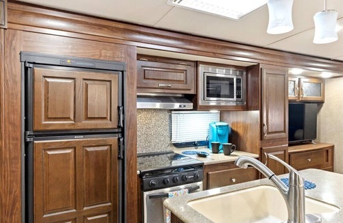 Milton RV Rental | Spacious luxury RV with large kitchen/living room area, private bedroom w/king-size bed, bath and 1/2, with a deck, located in a beautiful RV resort with tons of amenities. Min. stay is 2 nights w/weekly and monthly discounts. Monthly rate is $1,600