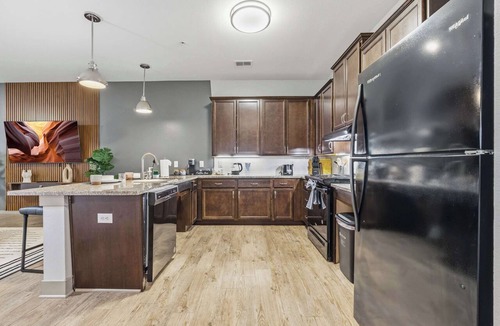 Downtown Indianapolis Apartment | Spacious Modern 2BR | Free Parking | Near City Center