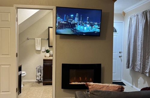 Roseville Apartment | Spacious & Modern studio in the Heart of Roseville