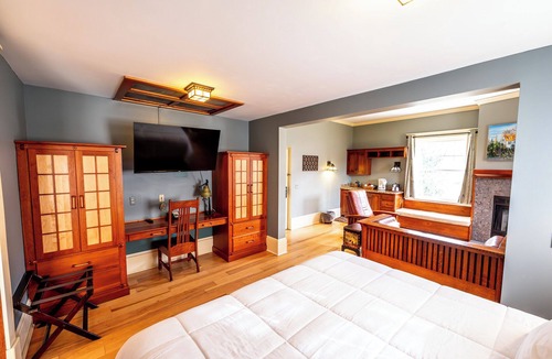 Shawnee On Delaware Hotel | Spacious Mountain Retreat | Perfect for Relaxation & Scenic Views