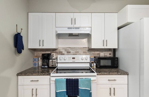 Gainesville House | Spacious Pet Friendly 3BR House with Private Fenced Yard and Car Garage