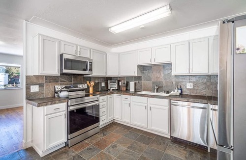 West University House | Spacious Pet-friendly Retreat 4BR Grill 5 Beds