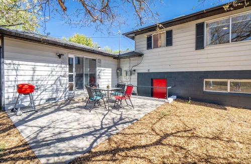 West University House | Spacious Pet-friendly Retreat 4BR Grill 5 Beds
