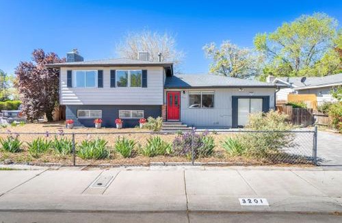 West University House | Spacious Pet-Friendly Retreat 4BR Grill 5 Beds