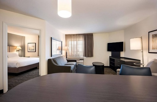 Troy Hotel | Spacious & Pet-friendly Suites for Extended Stays Close to Detroit Attractions!