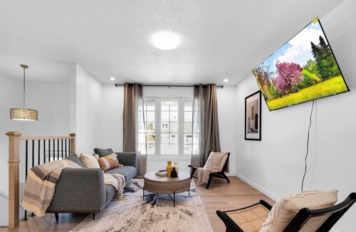 Downtown Gatineau House | Spacious Private Room1 with Queen+Sofa Beds