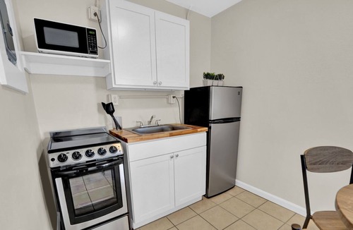 Crescent Beach Condo | Spacious Studio - Beach Access, Kitchenette & Pool