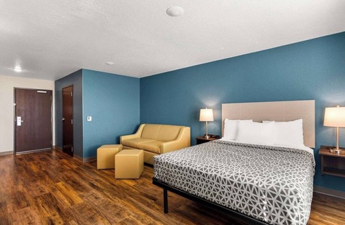 Port Saint Lucie Hotel | Spacious Studio Suite | Free Parking | Pets are Allowed