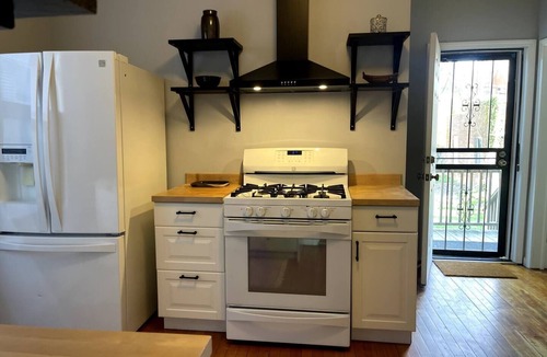 Detroit Apartment | Spacious & Stylish 3 Bedroom Apt in West Village