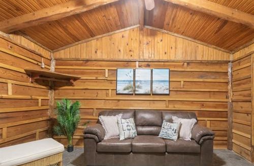 Madill Hotel | Spacious Wooden Suite #7 By The Lake at Texoma Shores Resort