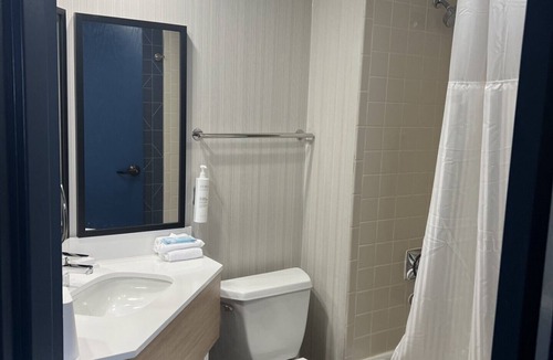 Ashwaubenon Hotel | Spark by Hilton Green Bay