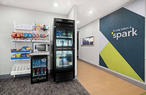 Quad Cities Hotel | Spark by Hilton Moline Quad Cities