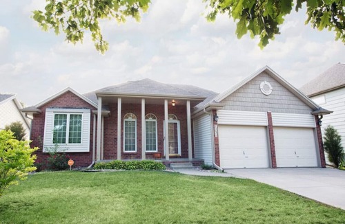 Lincoln House | Sprawl out and enjoy time together!