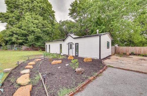 Springdale House | Springdale Vacation Rental ~ 9 Mi to Fayetteville!