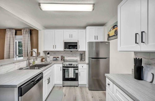 Cuyahoga Falls Apartment | Steps from Spa - Sleeps 4 - Near CVNP