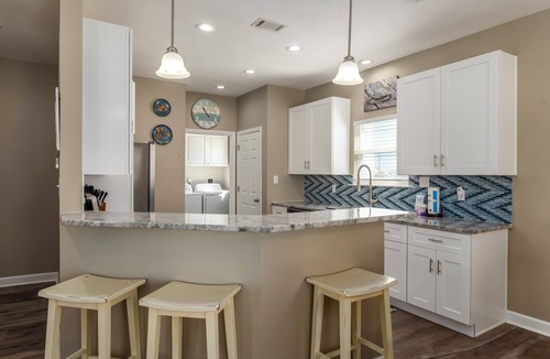 Dauphin Island House | Steps to Beach, Wraparound Deck + Gulf Views – Lazy Daze Beach House