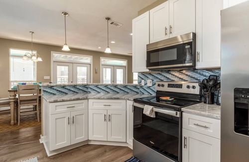 Dauphin Island House | Steps to Beach, Wraparound Deck + Gulf Views – Lazy Daze Beach House