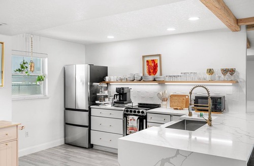 South Patrick Shores Condo | Steps to Sand: Ground-Floor Condo with Patio, Private Beach Access & Pool! ☀️