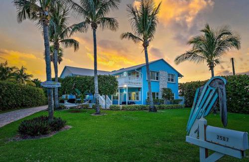 Fort Pierce Shores Villa | Steps to Surfer's Paradise - Family Beach Condo