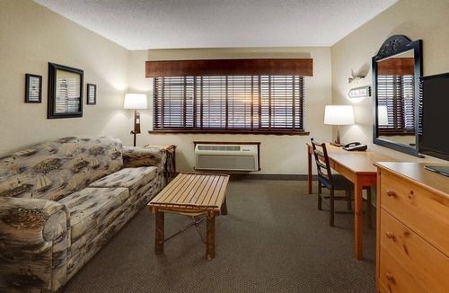 Moline Hotel | Stoney Creek Moline | 1 King Bed | 4.5 mi to Putnam Museum and Science Center