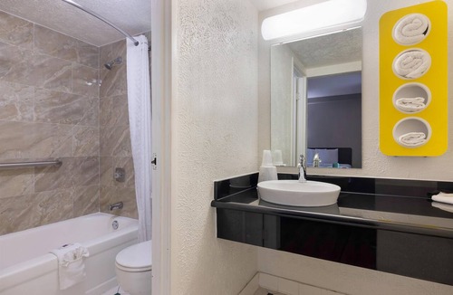 Beaumont Hotel | Studio 6 - Beaumont, TX